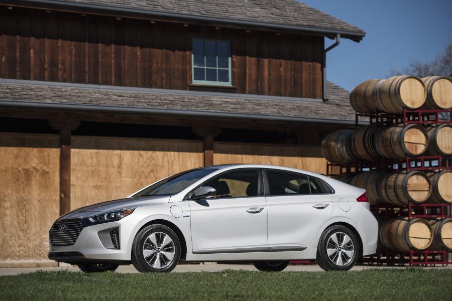  Hyundai IONIQ plug-in hybrid 2017 года  (NA) (фото 9 из 17)